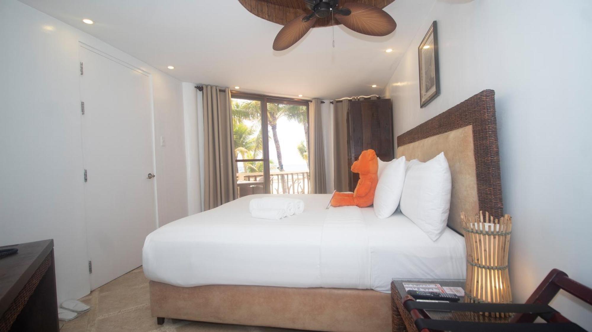 Ambassador In Paradise Balabag  Экстерьер фото A bedroom at the Hilton San Diego Bayfront
